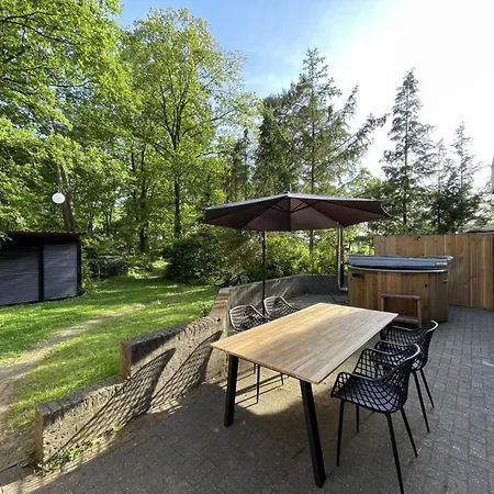 In With Hot Tub & Forest Nyaraló Zelhem