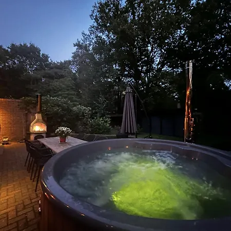 In With Hot Tub & Forest Nyaraló