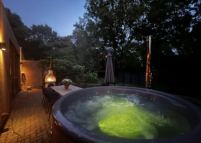 In With Hot Tub & Forest Dom wakacyjny