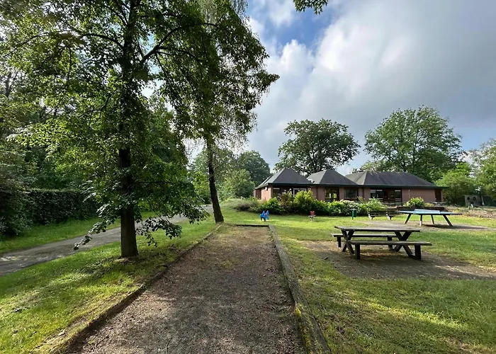 In With Hot Tub & Forest 度假居