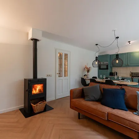 In With Hot Tub & Forest 度假居