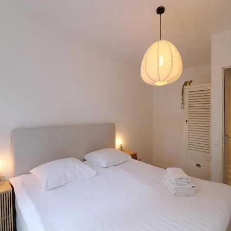 In With Hot Tub & Forest 度假居